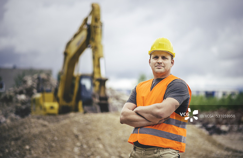 建筑工地上的挖土机司机图片素材