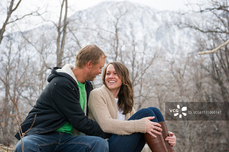 可爱的夫妇在户外讨论生活图片素材
