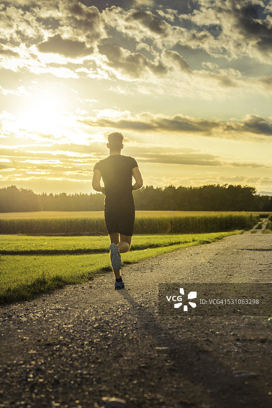 男子朝着日落奔跑图片素材
