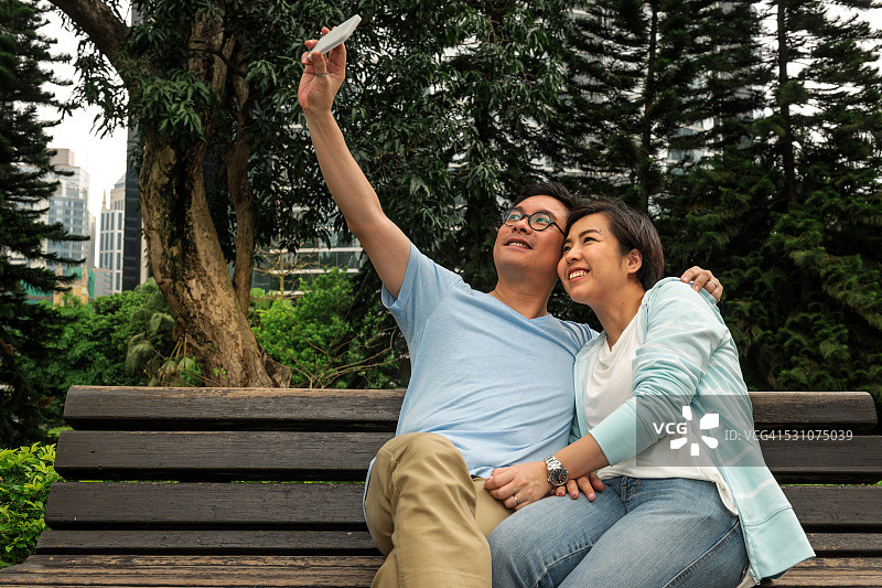 情侣在公园，中国香港图片素材