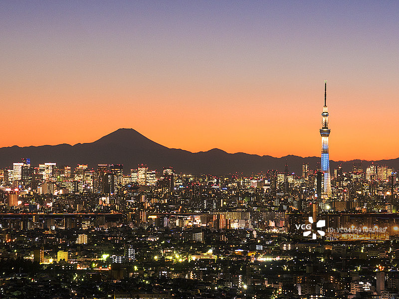 富士山和东京晴空塔的黄昏灯光图片素材