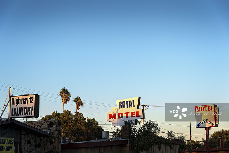 高速公路旁的汽车旅馆图片素材