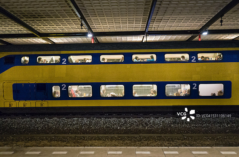 夜间停靠在火车站的荷兰火车图片素材