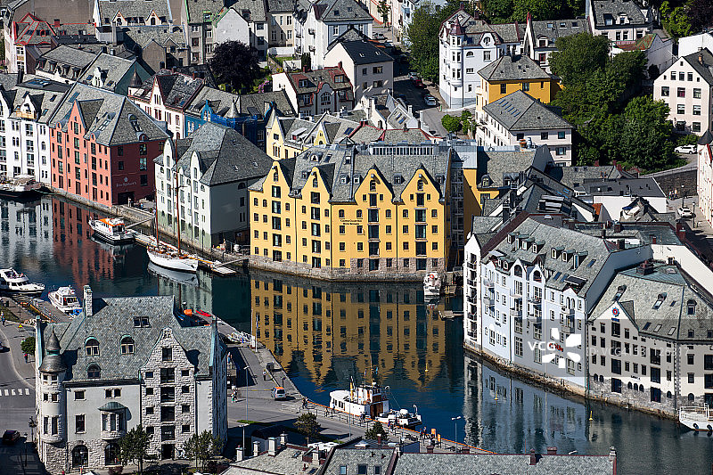 从阿克斯拉山 viewpoint 俯瞰城市图片素材