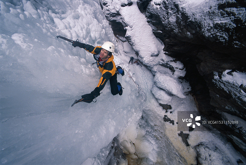 攀登瀑布的登山者图片素材