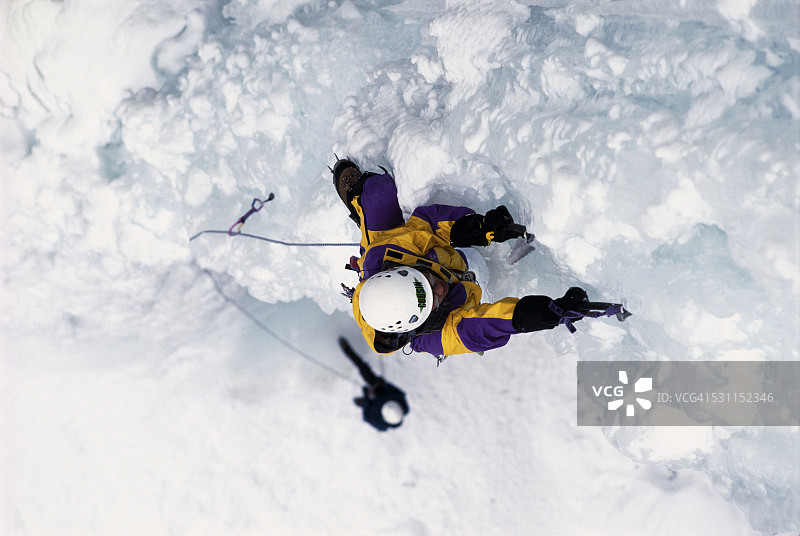 登山者攀冰图片素材