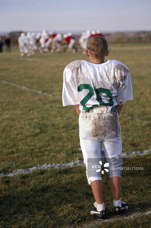 七年级橄榄球运动员站在场边图片素材