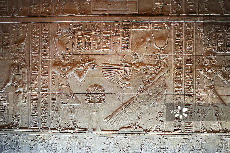 法老向伊西斯女神献祭图片素材