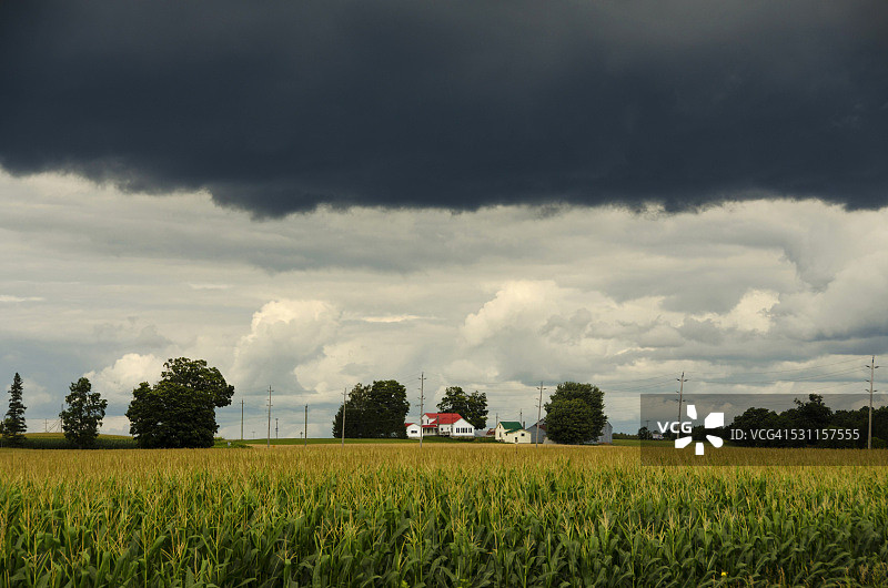 阴沉天空下的农场图片素材