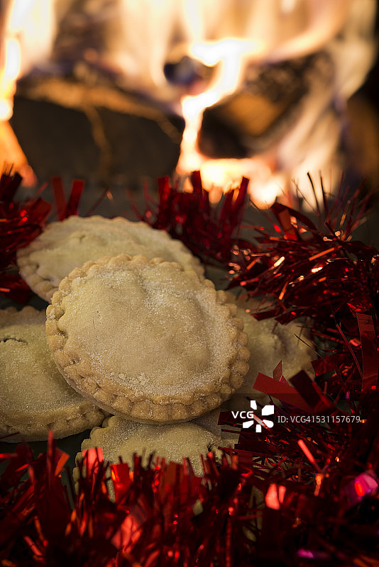 壁炉前的肉馅饼和红色金属丝图片素材