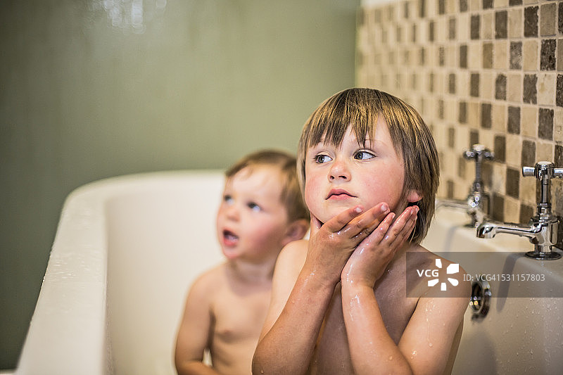 两个孩子在浴缸里图片素材