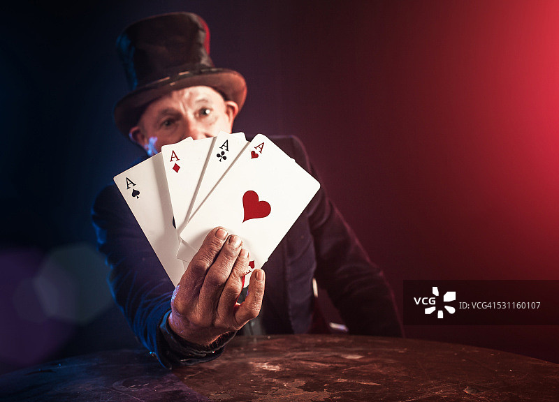 年长的男人用扑克牌变戏法图片素材