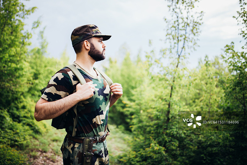 树林中的士兵图片素材