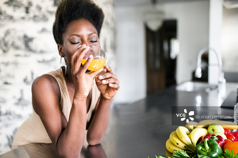 喝橙汁的法国女人图片素材