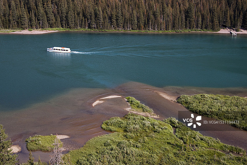 蒙大拿州冰川国家公园的历史游船之旅图片素材
