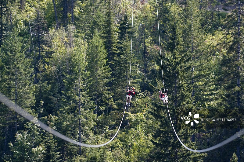 两名女子在蒙大拿州白鱼镇玩高空滑索图片素材