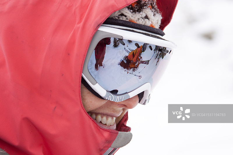 在蒙大拿州波尼附近滑野雪的女子图片素材