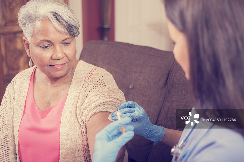 家庭护理护士为老年妇女注射图片素材
