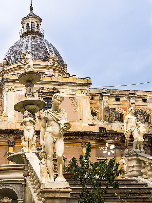 意大利西西里岛巴勒莫省，普雷托利亚广场，羞耻喷泉和圣朱塞佩教堂图片素材