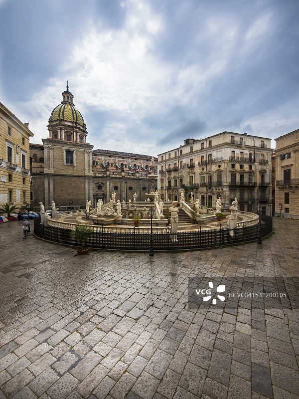 意大利西西里岛巴勒莫省，普雷托利亚广场，羞耻喷泉和圣朱塞佩教堂图片素材