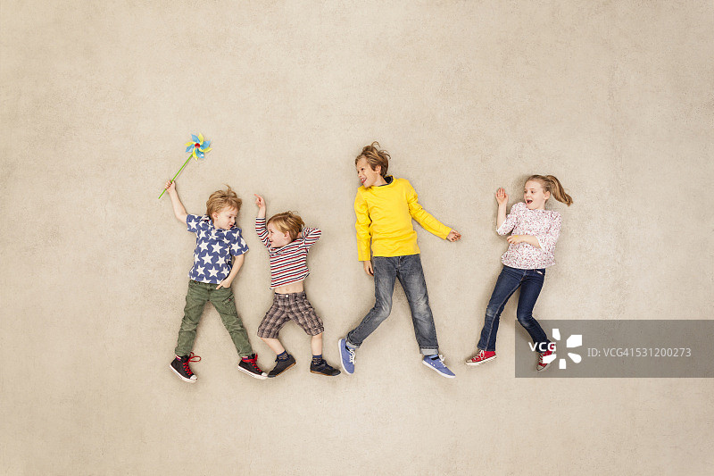 孩子们在玩纸风车图片素材