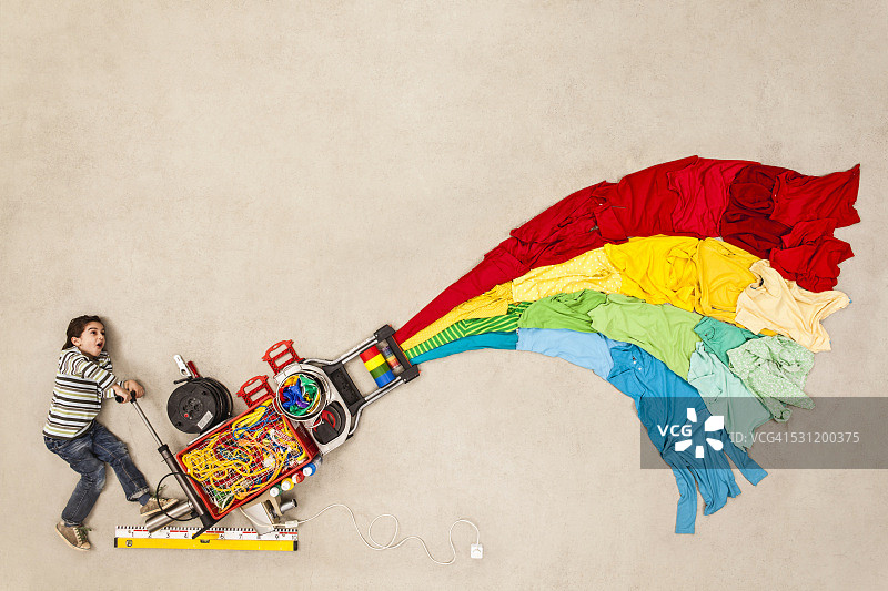 男孩研发新型彩弹炮图片素材