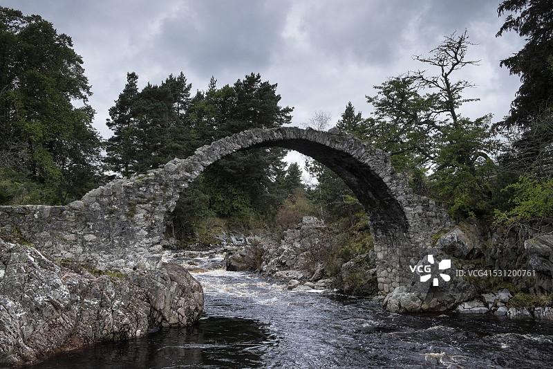 英国英格兰苏格兰巴登诺赫和斯特拉斯佩卡里布里奇老桥遗址图片素材