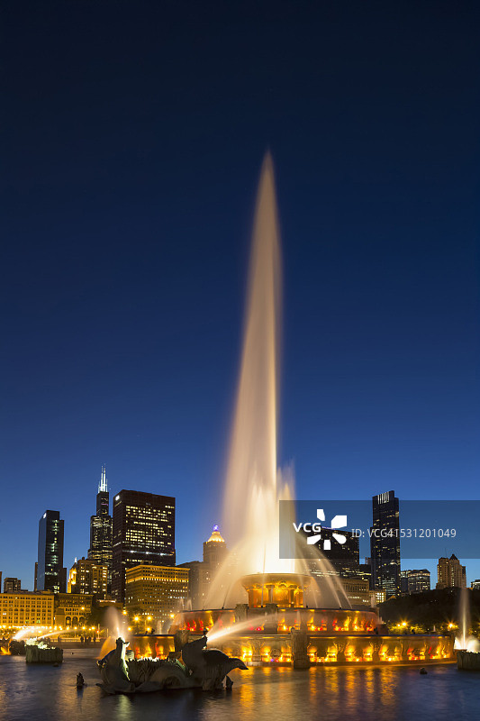 美国伊利诺伊州芝加哥：夜晚的千禧公园与白金汉喷泉图片素材
