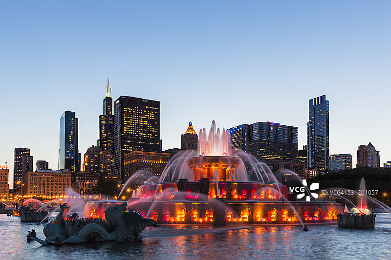 美国伊利诺伊州芝加哥千禧公园白金汉喷泉夜景图片素材