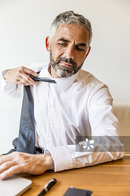 松开领带的商人图片素材
