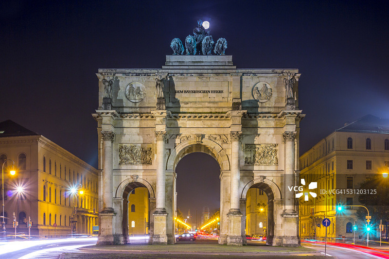 德国巴伐利亚慕尼黑凯旋门与满月图片素材