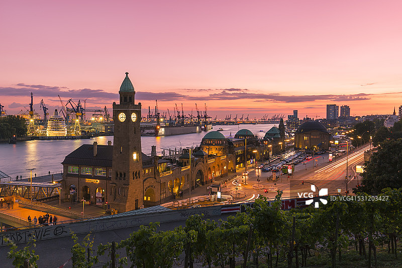 德国汉堡兰洪桥的钟楼余晖图片素材