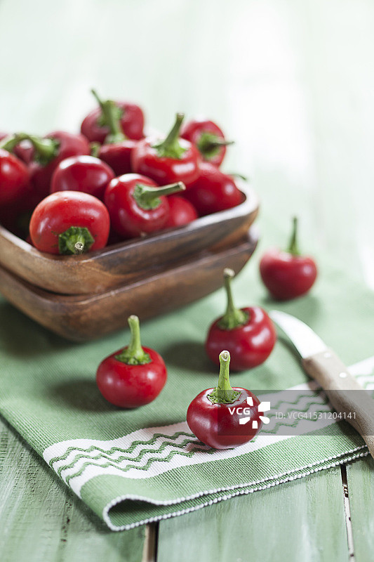 一碗响尾蛇辣椒，辣椒，在布和木头上图片素材