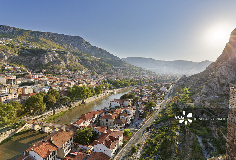 土耳其黑海地区，阿马西亚，耶希尔河畔的城市风光图片素材