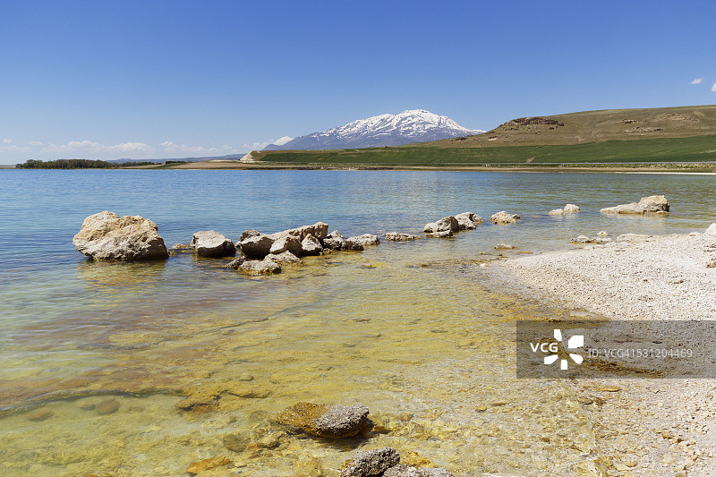 土耳其，安纳托利亚，东安纳托利亚地区，凡省，埃尔吉斯附近，凡湖的北岸，远眺苏芬达吉火山图片素材