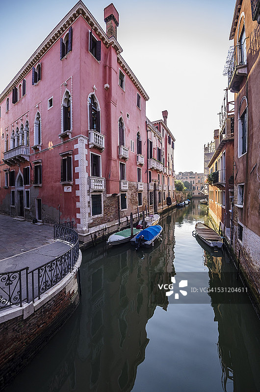 意大利威尼托威尼斯卡纳雷吉欧区运河边的排屋图片素材