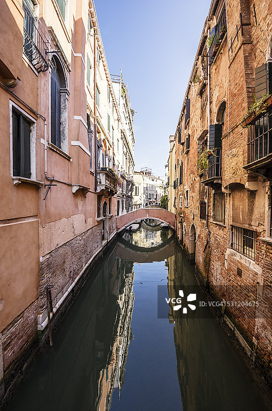 意大利威尼托威尼斯卡纳雷吉欧区，一排房屋和桥梁图片素材