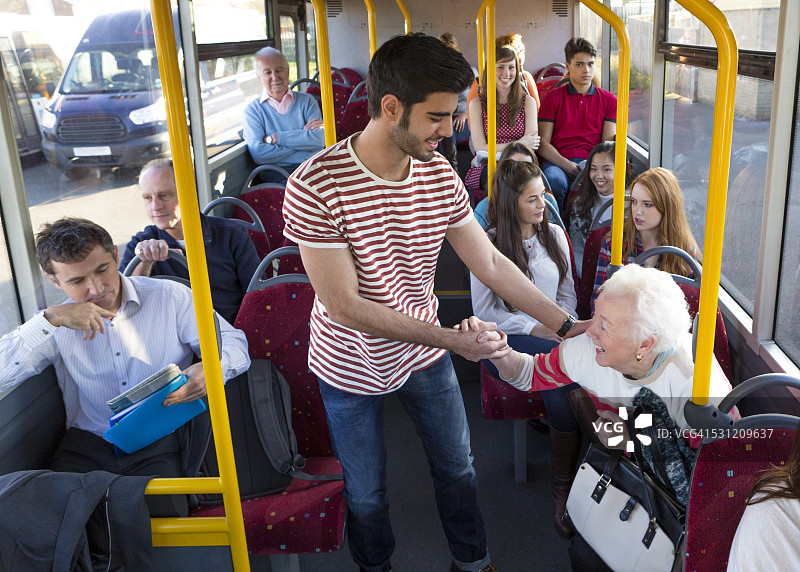 年轻人帮助年长的妇女图片素材