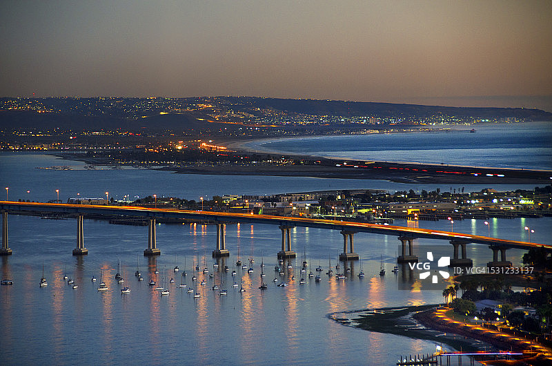 科罗纳多大桥夜景航拍图片素材