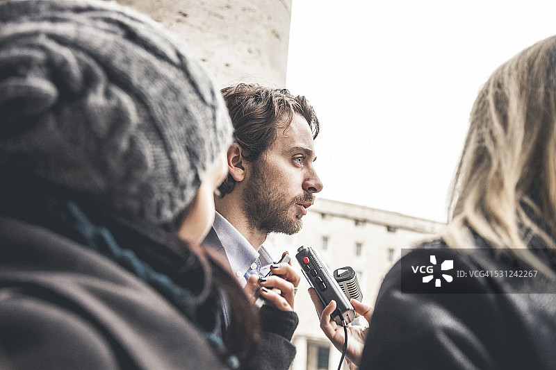 回答媒体提问图片素材