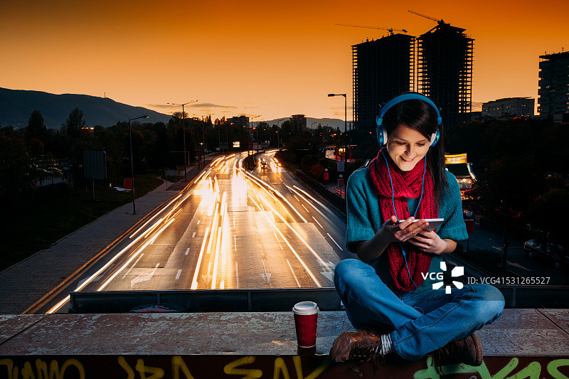 女孩使用平板电脑图片素材