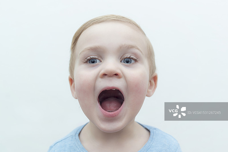 两岁白人男孩图片素材