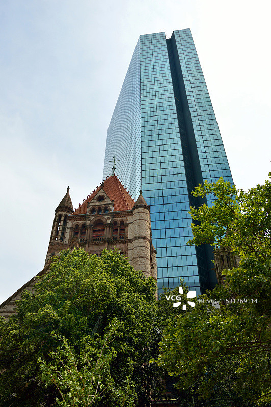 美国马萨诸塞州波士顿的三位一体教堂和约翰·汉考克大厦图片素材