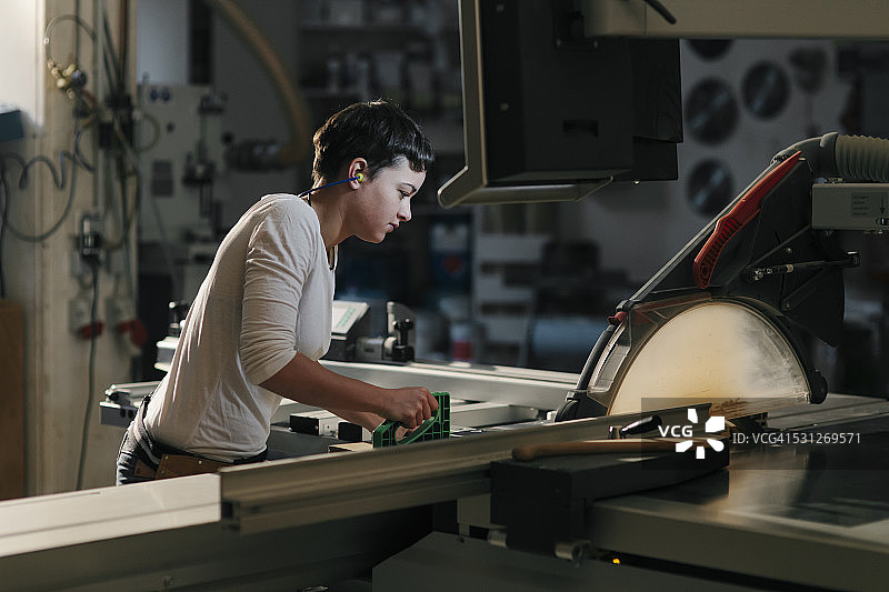 在车间工作的女木匠图片素材