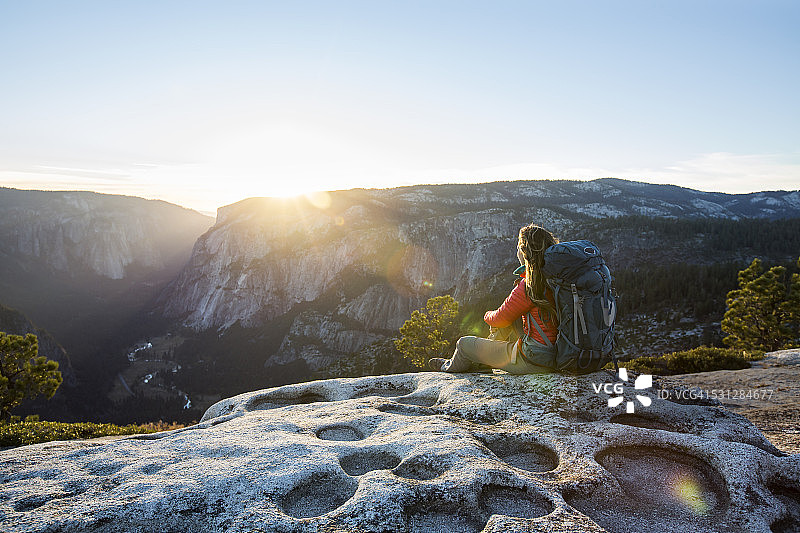 在山中背包旅行的女性图片素材