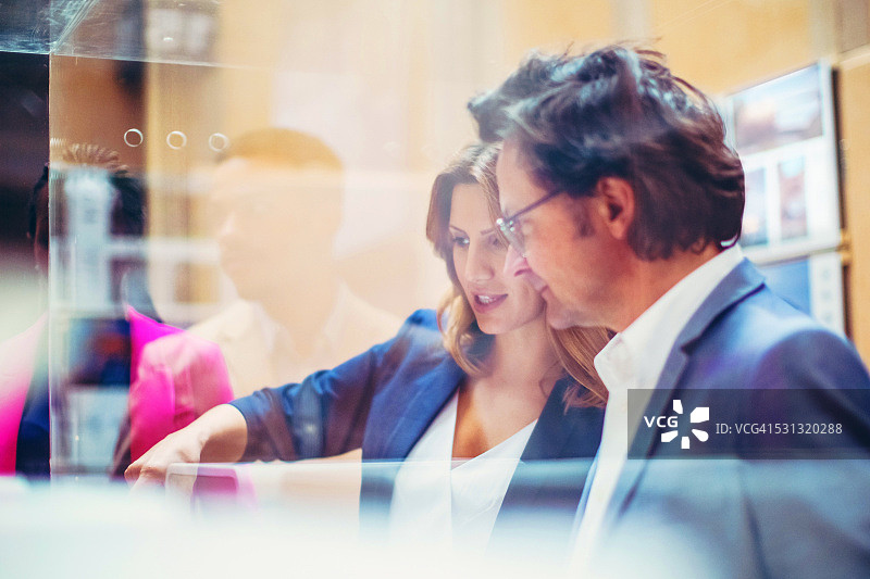 商务人士产品展示图片素材