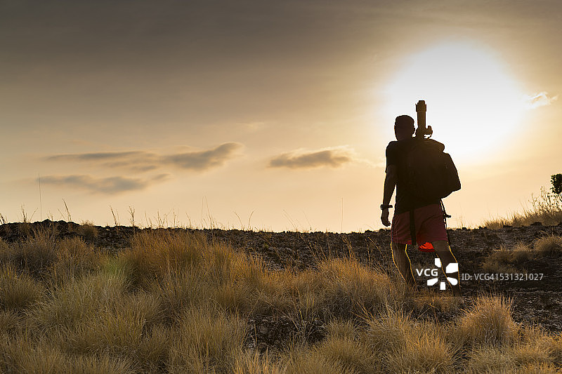 野生动物摄影师在日落时勘察地点图片素材
