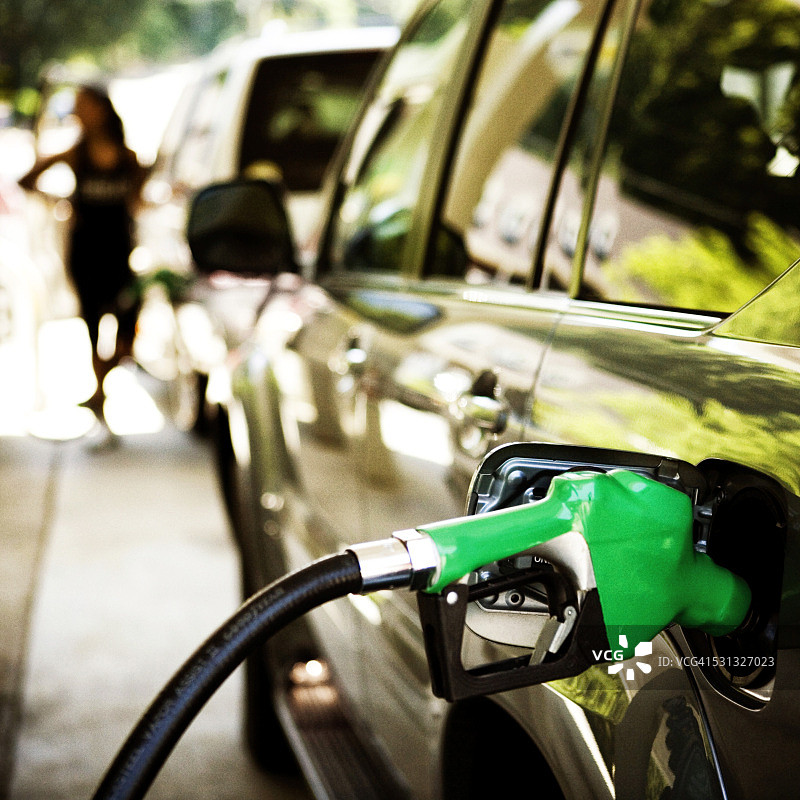 加油泵为汽车加油图片素材