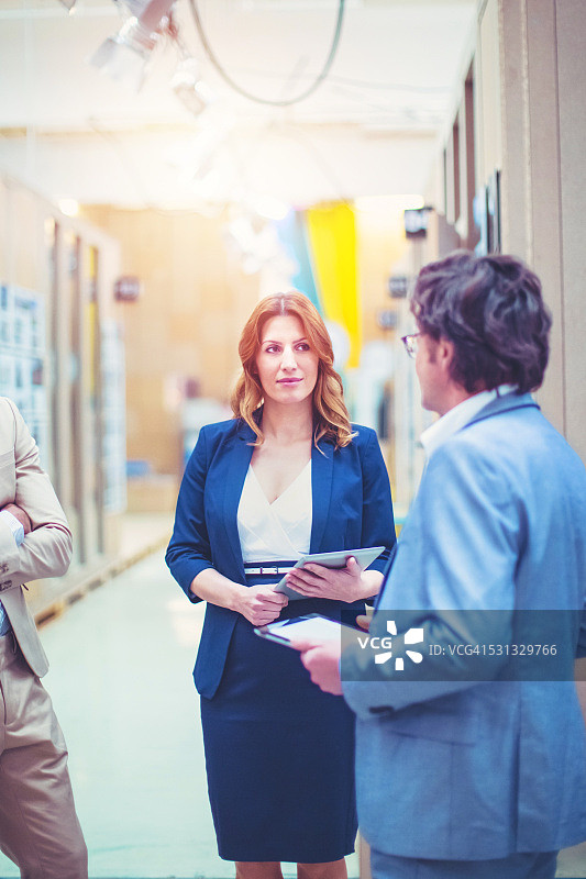 商务人士产品展示图片素材