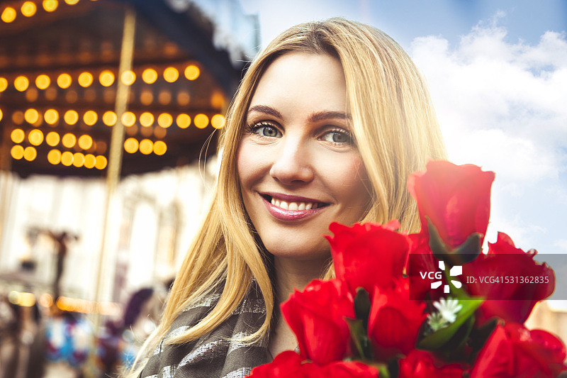 手捧红色玫瑰的女人图片素材